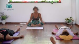 une professeur de yoga donne des cours face à ses élèves