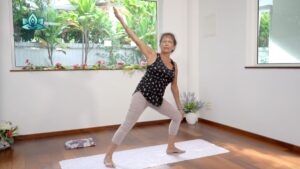 Maëva, professeur de yoga en train de faire un cours sur les lombaires.